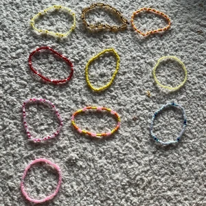 Handjorda pärlarmband  - (SÄLJER FORTFARANDE) Handgjorda pärlarmband med en feminin design. Armbanden är lite mindre så passar mest tjejer. Jag kan göra i fler färger. Pris går att diskuteras och om du har några frågor är det bara att fråga! (Sista bilden är en fotlänk) ☺️70 kr/st