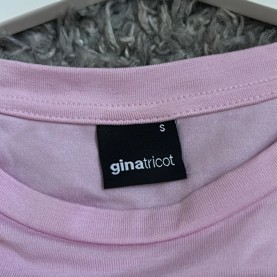 Ljusrosa t-shirt från Gina Tricot - 2