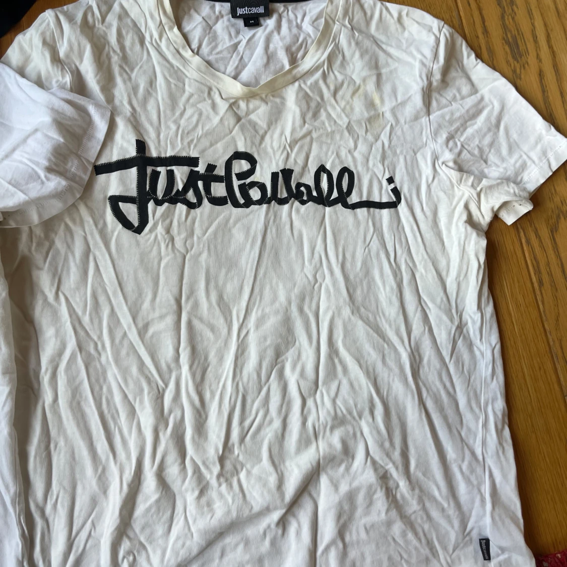 Vit t-shirt med svart tryck från Just Cavalli