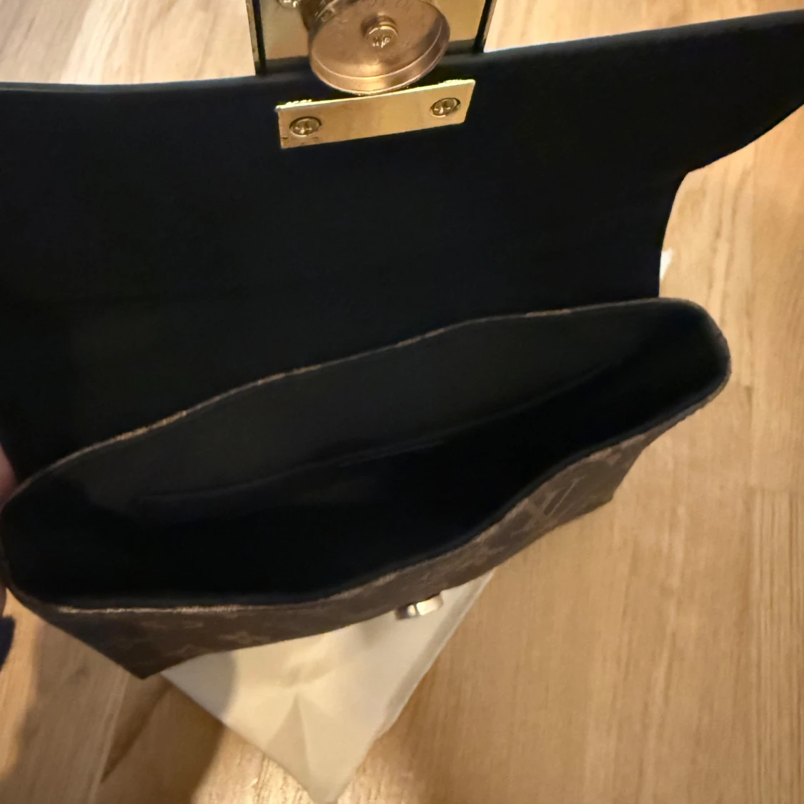 Handväska med svart lock - 2