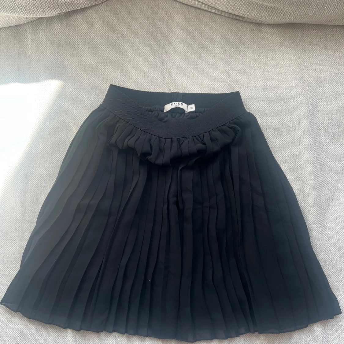 Svart plisserad kjol från NA-KD - 1