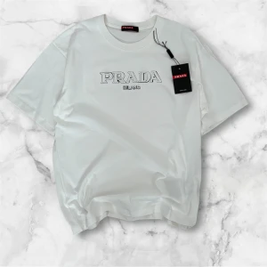 Vit Prada T-shirt – Storlek M – Helt ny - Säljer en vit Prada Milano T-shirt i storlek M. 	•	Helt ny med tags 	•	Snygg passform och exklusiv känsla 	• aldrig använd 