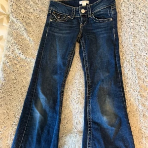 Mörkblå bootcut jeans från Gina Tricot - Snygga mörkblå jeans från Gina Tricot i modell bootcut. Jeansen har klassiska fickor fram och bak, kontrastsömmar och en något utsvängd benslut. Det är bra skick och i storlek 140!💗