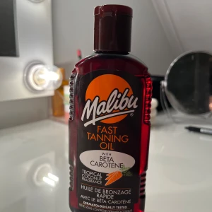 Malibu Fast Tanning Oil med beta-karoten - Snabbverkande brun-utan-sol-olja med beta-karoten och tropisk kokosdoft. Innehåller 200 ml och ger huden en solkysst look. 