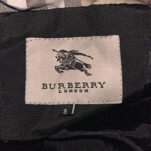 Svart dunväst från Burberry - . Om du vill snackar om priset kan d självklart skriver t mig privat. Det går också byta med nåt