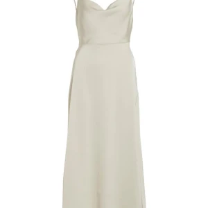 Ljusbeige satinklänning med smala axelband - Säljer denna långklänning i satin från Vila i storlek 38. Färgen på klänningen är birch (väldigt ljusbeige) och den har smala axelband, v-ringad draperad urringning, mjuk figurnära passform och öppen rygg. Plagget är i väldigt bra skick och endast använd vid ett tillfälle. Hör gärna av dig ifall du är interesserad av fler bilder☺️