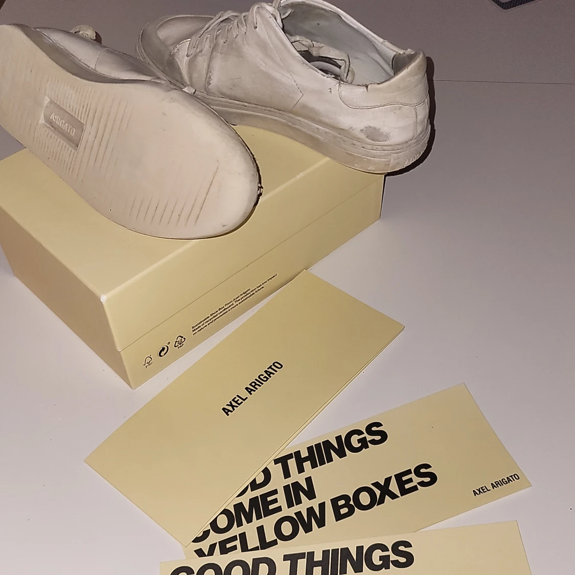 Vita sneakers från Axel Arigato med broderad fågel - 2