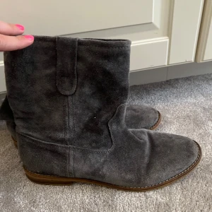 mockaboots från Isabel Marant - Säljer ett par grå,blå  boots i mocka från Isabel Marant. Storlek 38