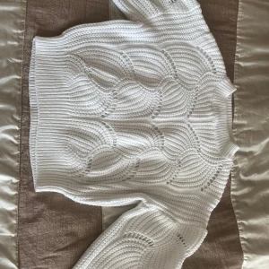 Stickad tröja - Vit stickad tröja från Gina Tricot. 