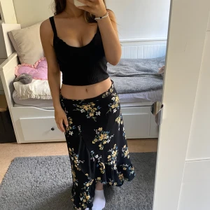 Långkjol  - Säljer denna fina blommiga långkjolen från H&M i storlek 42, men skulle säga att den är väldigt liten i storleken eftersom jag brukar ha XS eller S och jag kan ha den, men man kan ändra passformen i midjan också, helt oanvänd 