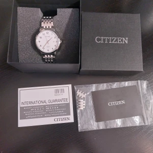 Citizen klocka i silver (ny!) - Citizen BI5070-57A. En stilren och fin citizen i nyskick. Klockan är endast testad, aldrig använd.   40,5 mm i diameter och 19mm mellan luggar. Vattentäthet till 50 meter   Finns att köpa ny på uret.se för 1150kr. Mitt pris : 800kr  https://www.uret.se/citizen-vit-stal-o405-mm-p-406512.html?srsltid=AfmBOopRptl_W3RdRpZN1YrL_ZfY4paTJDbLlUdl0MR6pfa10rcNPEIE