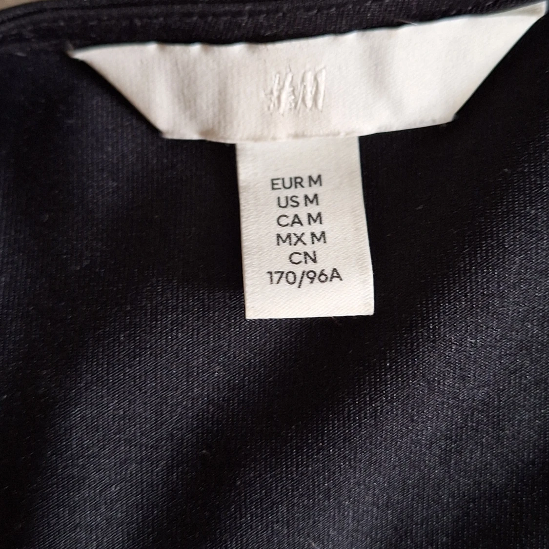 Svart långärmad klänning med rynk från H&M - 1