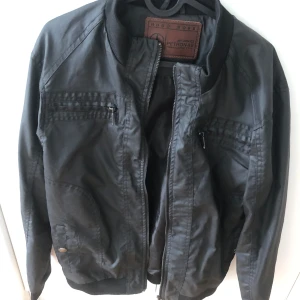 Hugo Boss Vår/Sommarjacka  - Special edition. Svart, strl M. Inga skador i nyskick.