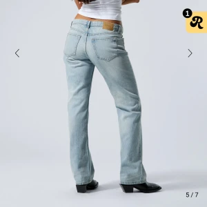 Ljusblå Lågmidjade jeans - Säljer ett par raka lågmidjade jeans från weekday! Köpta 2022 så kunde inte hitta exakta färgen på nätet! Säljer då de ligger och tar plats i garderoben. Nypris 590kr
