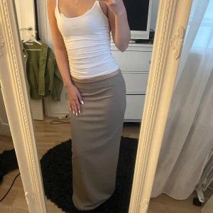 Beige långkjol  - Säljer en beige långkjol med rak passform och slits bak. Inga defekter,bara använd fåtal gånger🩷