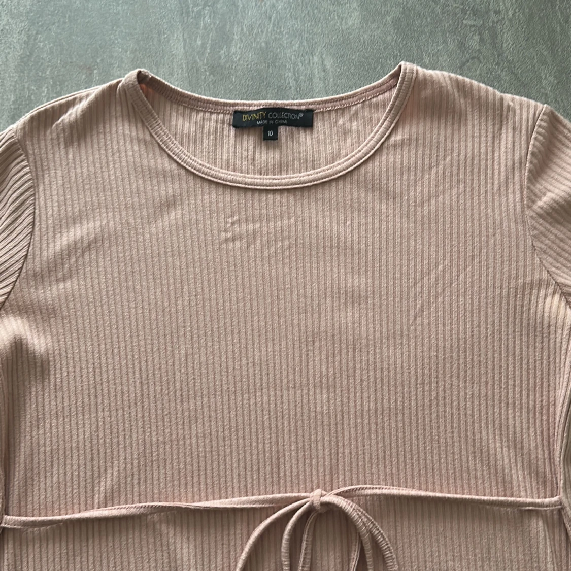 Ljusrosa ribbad klänning från Divinity Collection - 2