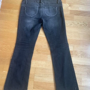 Lowwaist bootcut jeans  - Sååå perfekta och unika lowwaist bootcut jeans med snygga detaljer💓 köpte de för 800kr secondhand i Köpenhamn och är så gott som oanvända💓 Storlek M men funkar nog för S också💓 Skriv om ni har frågor!!      Pris går att diskutera!!                               Postar max 3 dagar efter köp Checka min profil för flera plagg