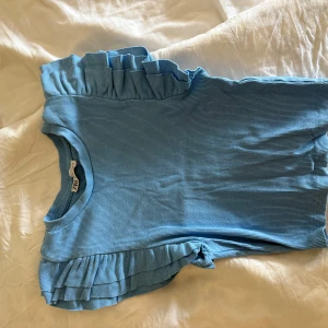 Zara topp - Fin blå topp som är använd fåtal gånger. Passar xs och s
