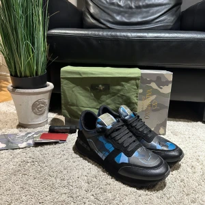 Valentino rockrunners - Valentino rockrunner, Helt nya använda 2 gånger, Nypris:8215, dust bag kommer ej me,Mitt pris kan variera vid snabb affär, lägg bud eller köpt direkt, MVH// Gotelaborgresell 