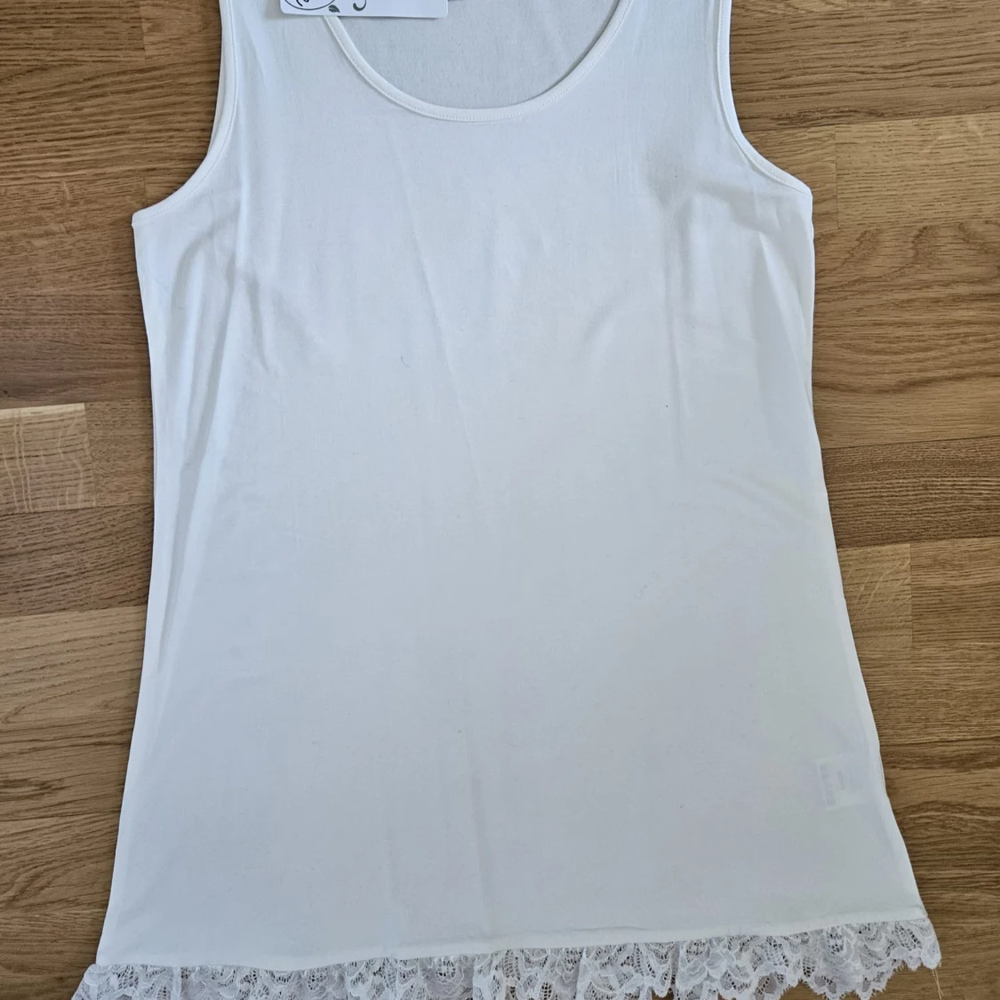 Vit linnetopp med spetskant