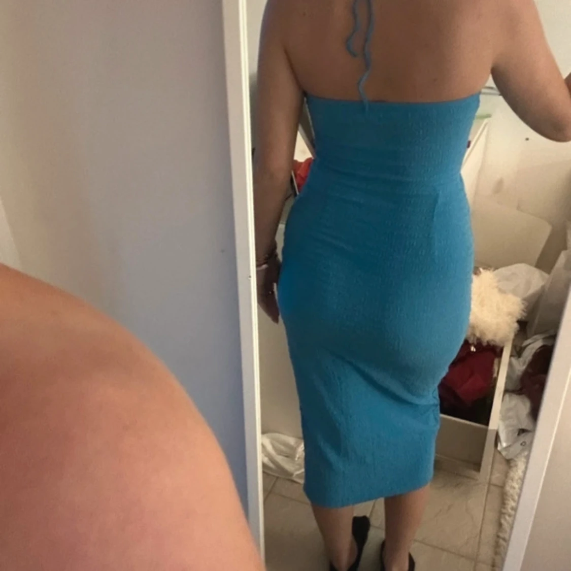 Blå klänning med ringdetaljer - 1