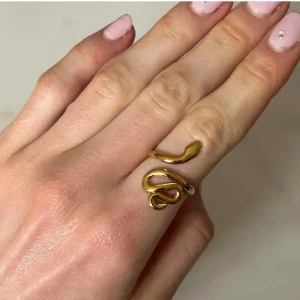 IOAKU SNAKE PLAIN RING GOLD - Cool justerbar ring från Ioaku!! Perfekt som statement ring för dig som gillar unika smycken. Ringen är pläterad med 18K guld, aldrig använd och köpt för 699kr i butik