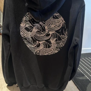 Hoodie - Svart hoodie från zalando