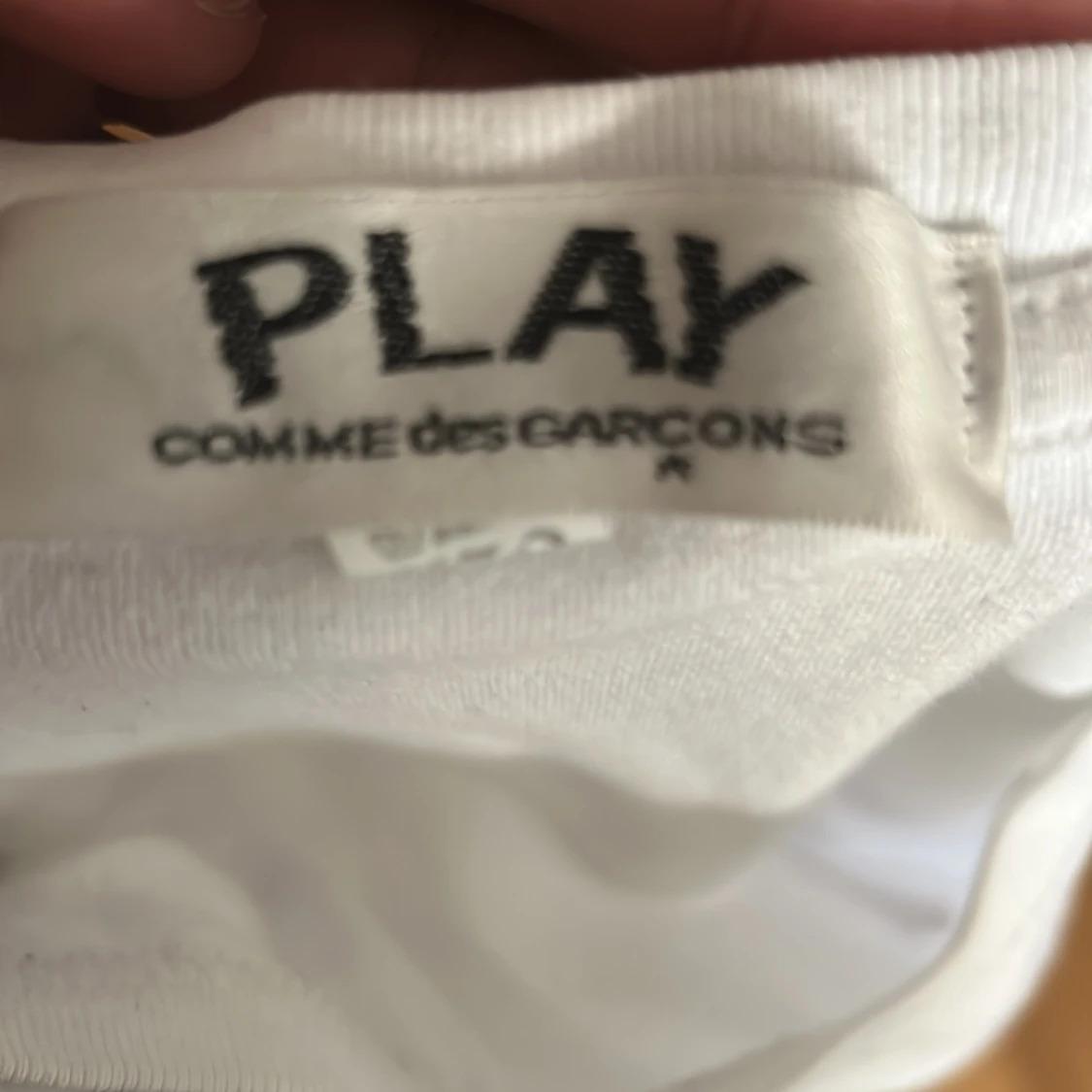 Vit t-shirt från Comme des Garçons Play med camo-detalj - 2