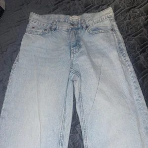 Ljusblå jeans - Ljusblå jeans , low waist. Säljer pga att jag växt ur de. Använt några gånger men annars mycket bra skick. Inga märken osv.!!