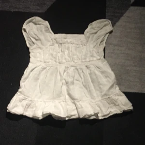 Sthlm stil  - Så himla söt topp perfekt nu inför sommaren! Kontakta mig vid frågor, köp gärna genom köp nu❤️