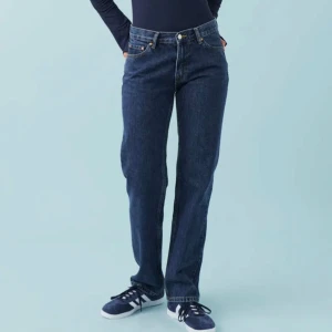 Mörkblå raka jeans - Snygga mörkblå jeans med rak passform. Använda sparsamt:) 