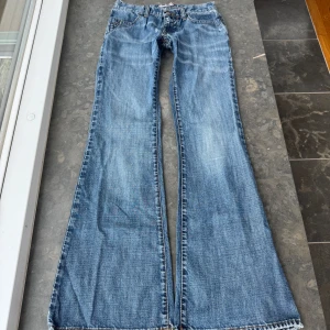 Lågmidjade jeans - Super snygga jeans! Midjemått tvärsöver är 37cm, midjehöjden är 17cm, inerbens längden är 84cm💕jeans har några små hål fram, se bilderna men de är enkla atta lagga tror jag och dessutom inget som syns. Hållen verkar inte bli större 💕