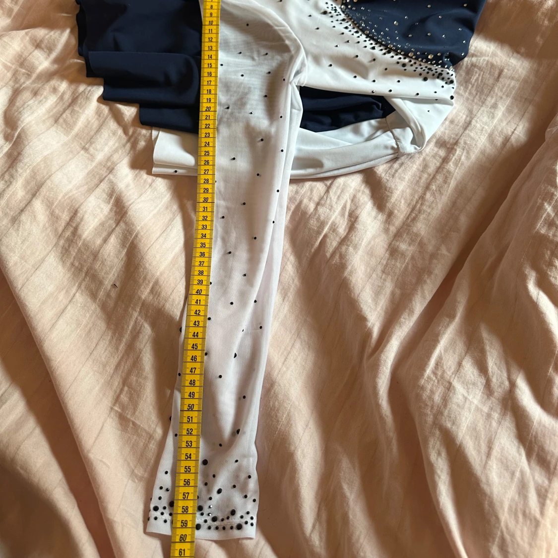 Mörkblå och vit glittrig konståkningsklänning  - 3