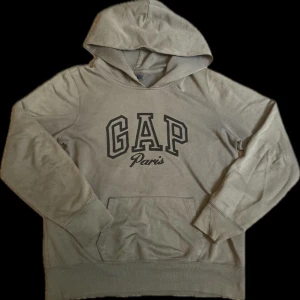 Gap hoodie - En tunn GAP paris hoodie med en lång luva. Annars är tröjan i fint skick och pris kan diskuteras ☺️