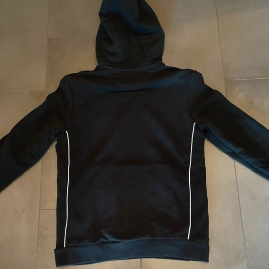 Svart hoodie från Lyle & Scott med vita detaljer - 1