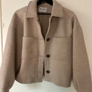 Beige kappa NA-KD - Säljer denna fina beiga kappan från NA-KD!