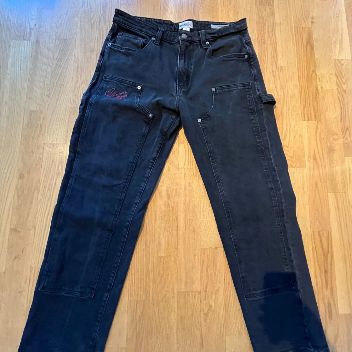 Svarta carpenter jeans från Guess 