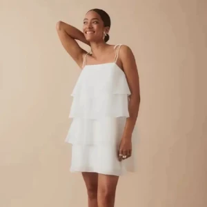 Vit volangklänning från Gina Tricot - Säljer en söt vit  volangklänning från Gina Tricot. Använd endast en gång💕