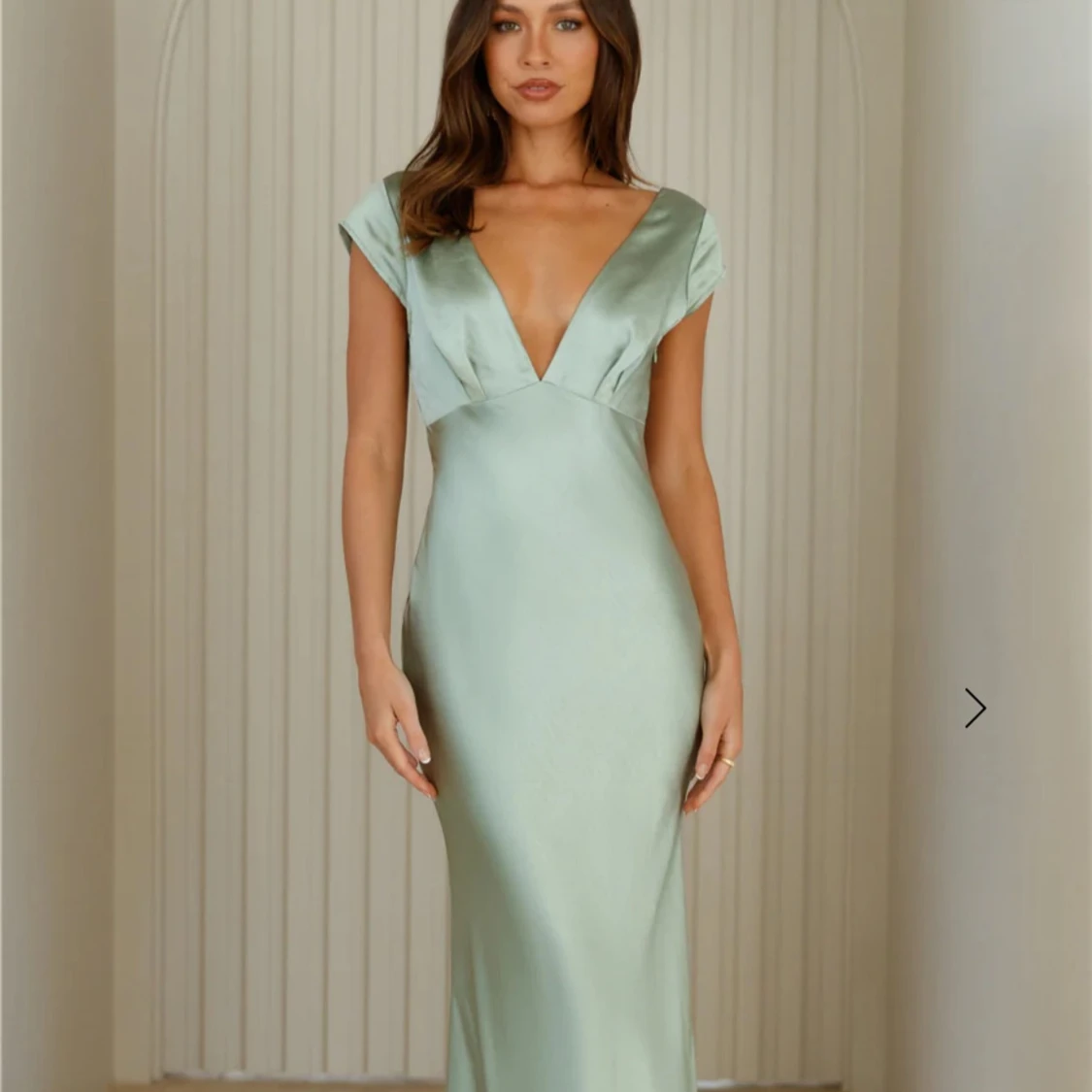 Ljusgrön långklänning med v-ringning och öppen rygg - 3