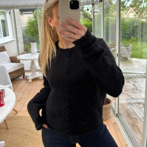 Svart kofta från Gina Tricot - Mysig svart kofta från Gina Tricot 🖤 Storlek M, men passar även Xs och S!