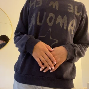 Marinblå hoodie - Säljer en väldigt vacker marinblå hoodie med text på. Denna hoodie är väldigt trendig men används inte något mer av mig vilket leder till att jag säljer vidare. Hoodien är i väldigt fint skick och har inte använts så mycket av mig. Inga fläckar eller hål. Köp innan någon annan gör det!❤️ En silvrig detalj har ramlat av ) inget som man tänker på.