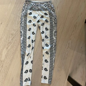 Vita tights med mönster - Kommer inte till anvöndning