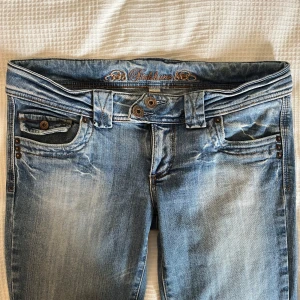 Blå jeans - Fishbone - Snygga lågmidjade och bootcut jeans från Fishbone🩵 Midjemått: 42 cm