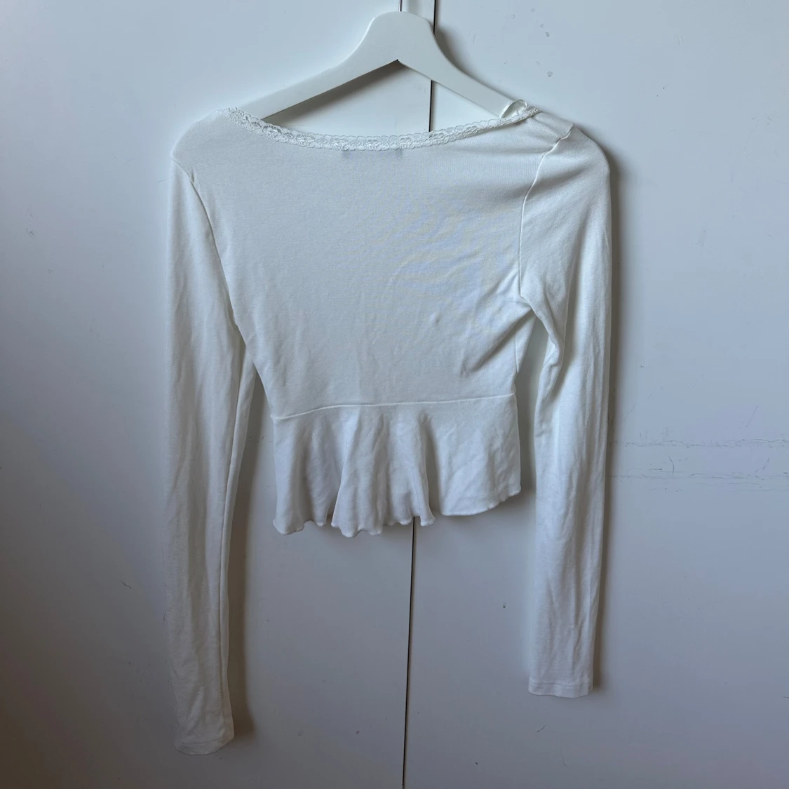 Vit långärmad topp med spets och rosett - 1