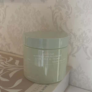 Celimax Heartleaf BHA Peeling Pad - Celimax Heartleaf BHA Peeling Pad i en stilren ljusgrön burk. Ungefär 40 pads kvar av 60 mer än hälften kvar. 🤍🤍