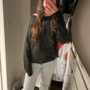 Mörkgrå stickad tröja från vero Moda - Säljer en mörkgrå stickad.Tröjan har lång ärm och är lite oversized med ribbade muddar. Perfekt för dig som gillar en chill och avslappnad stil. Supermjuk och passar till jeans eller kjol.