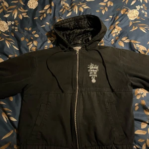 Stussy jacka - Säljer min snygga stussy jacka som är perfekt för våren o hösten! Andvänd under våren nu och håller värme. Den är cropped och oversized som ger den lite mer street style. Materialet är som denim men insidan mjukt. Själv är S och jackan M men funkar perfekt om du bär S!