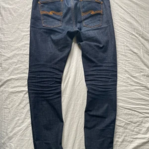 Nya Nudie jeans - Säljer dessa nudie jeans i väldigt bra skick. Använt fåtal gånger bara. Modellen är Lean Dean!