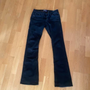 Svarta bootcut jeansbyxor - Superfina jeans💕💕.