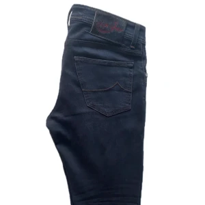 Jacob Cohën. - Jacob Cohën. Svarta. Modell 622. Tight passform. Bra skick. Strl 31. Hör av er vid frågor.